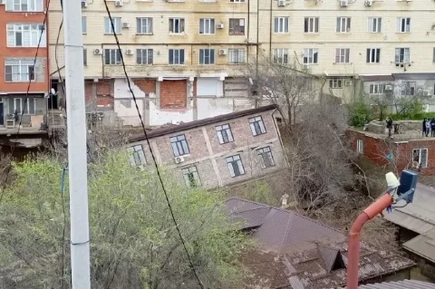 Власти Махачкалы назвали причины обрушения 3-этажного дома у реки Тарнаирки