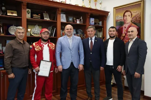 Сажид Сажидов наградил призеров Всемирных игр кочевников из Дагестана