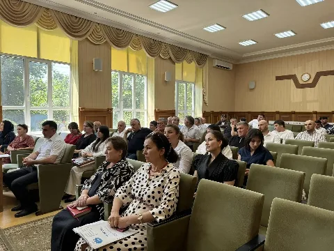 В Каякентском районе наградили выпускников-медалистов и скорректировали бюджет