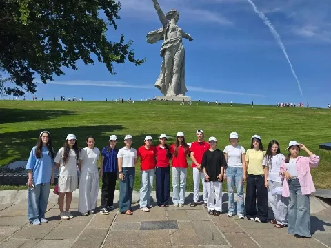 100 школьников из Дагестана посетили места воинской славы России в Волгограде