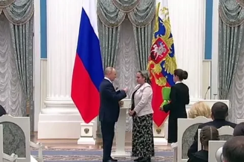 Владимир Путин вручил орден «Мать-героиня» жительнице Дербента Бурлият Меджидовой