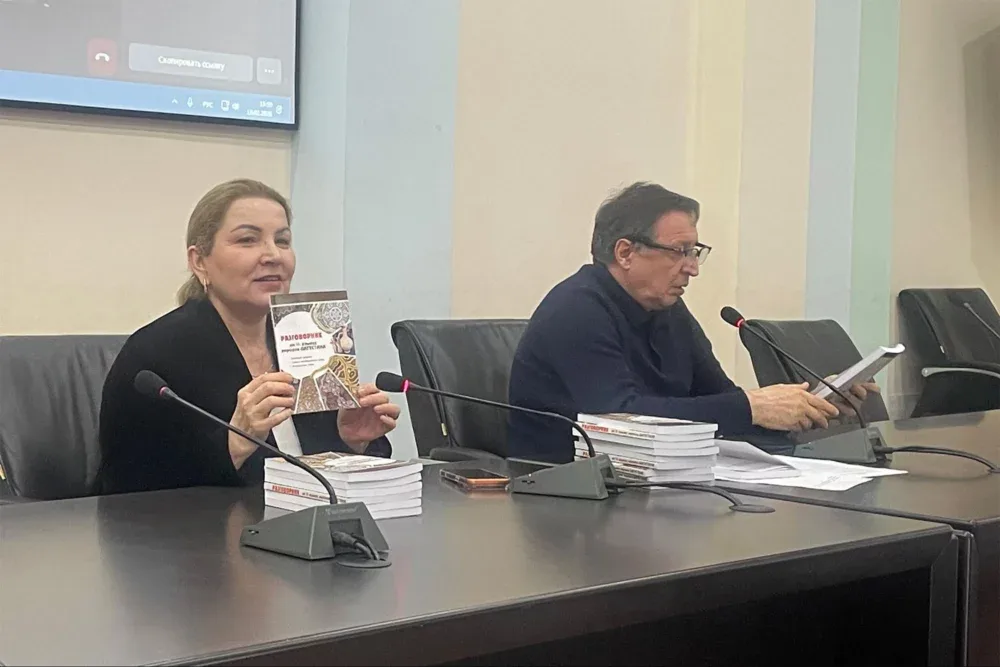 Депутат НС Узлипат Гасанова презентовала «Разговорник на 14 языках народов Дагестана»
