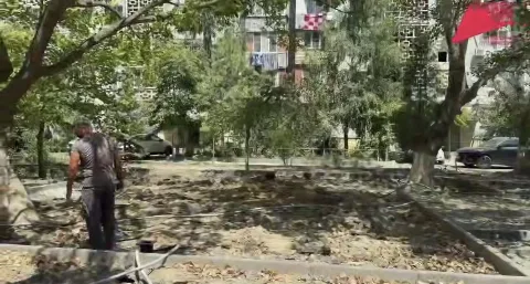 В Махачкале на улице Каримова началось мощение брусчаткой двора у домов 6г, 6в и 6к