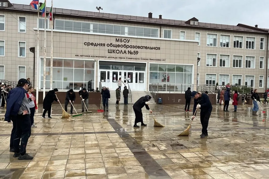 Более 300 сотрудников АГиП Дагестана убрали школу №59 после наводнения