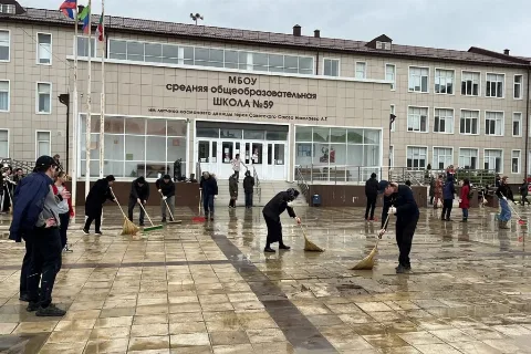 Более 300 сотрудников АГиП Дагестана убрали школу №59 после наводнения