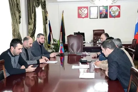 ИК-2 поставит мебель для школ Докузпаринского района по итогам встречи главы администрации и начальника колонии
