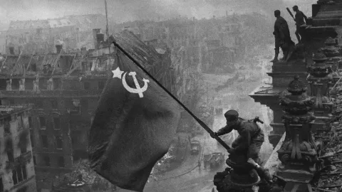 Посол Пакистана Фейсал Ниаз Тирмизи получил ответ на вопрос о герое, водрузившем Знамя Победы