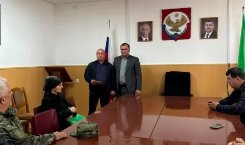 Глава Хивского района вручил отцу погибшего бойца медаль «За отвагу»