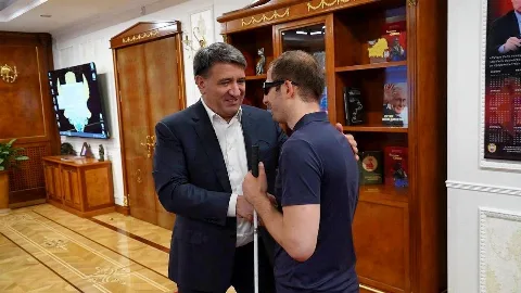 Мэр Махачкалы Джамбулат Салавов встретился с чемпионом России по адаптивному армрестлингу Джамалом Чупановым