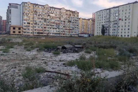 Жители Каспийска добиваются благоустройства пустыря на улице Ленина, 59
