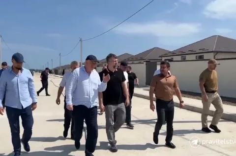 Премьер-министр Дагестана Рамазанов проверил новое жилье для жертв паводка в Мамедкале