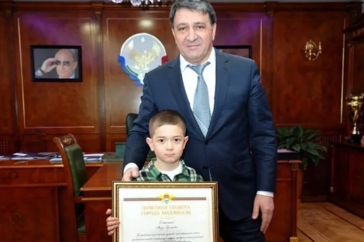 Мэр Махачкалы наградил 8-летнего Муаза за спасение детей на озере Ак-Гёль