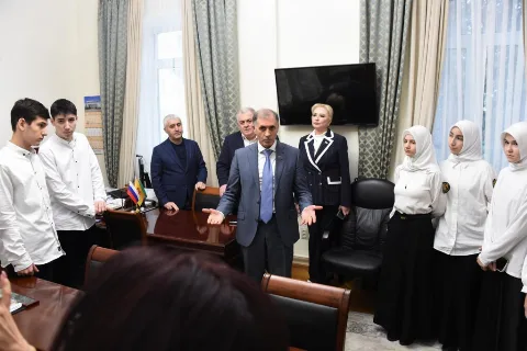 Школьники Махачкалы побывали в Доме правительства Дагестана на экскурсии