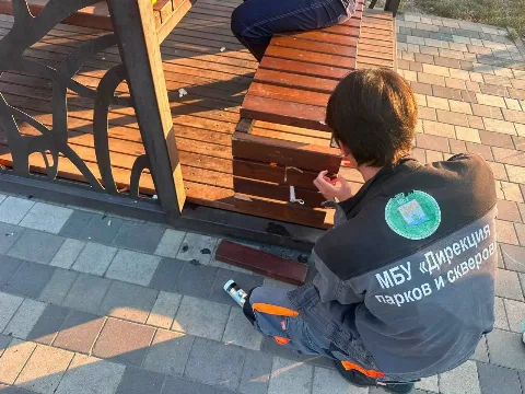 В сквере по проспекту И. Шамиля, 31 восстановили малые архитектурные формы