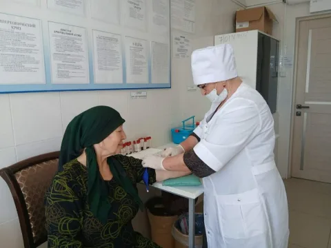 Мобильная бригада соцслужбы Дербента доставила 154 пенсионера в больницы для осмотров