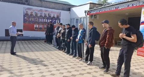 14 дагестанских юношей из Дербента отправились служить в армию