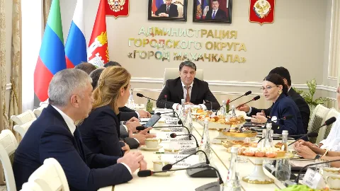 Глава Махачкалы Джамбулат Салавов встретился с блогерами для обсуждения туризма