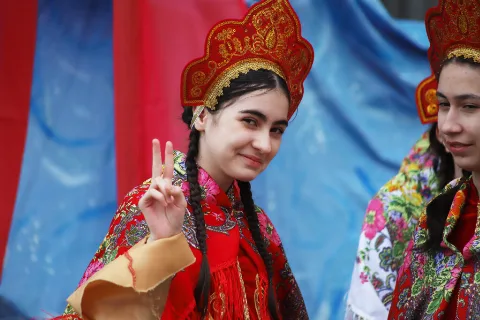 Махачкала отметила начало Масленичной недели театрализованными представлениями и блинами