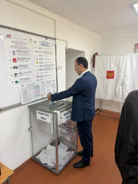 Депутат Народного Собрания Дагестана Девлетхан Алиев проголосовал в селе Хвередж Курахского района