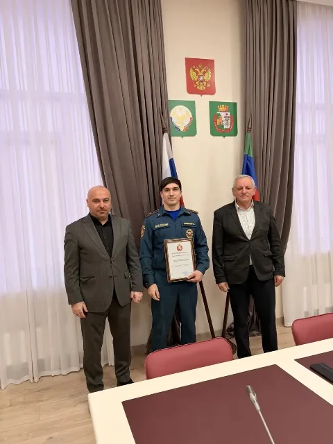 В Дербенте спасателей МЧС поздравили с профессиональным праздником