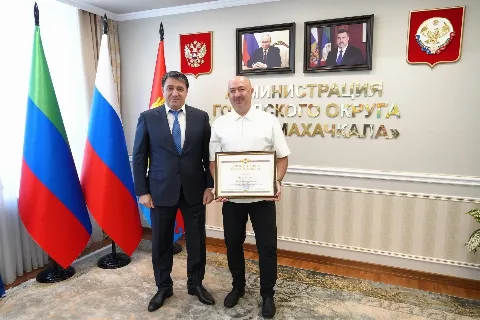 Главы Махачкалы наградил отличившихся горожан в преддверии Дня единства народов Дагестана