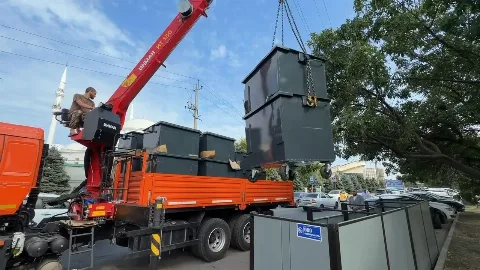 В Махачкале на улице Дахадаева устанавливают современные мусорные евроконтейнеры