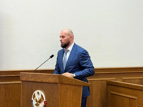 В Махачкале устанавливают евроконтейнеры и пополняют автопарк спецтехники