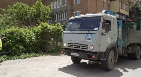 Махачкала получила свыше 1700 новых мусорных баков для улучшения экологии
