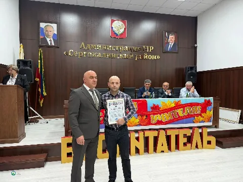 Глава Сергокалинского района Арсен Магомедов наградил сотрудников уголовного розыска