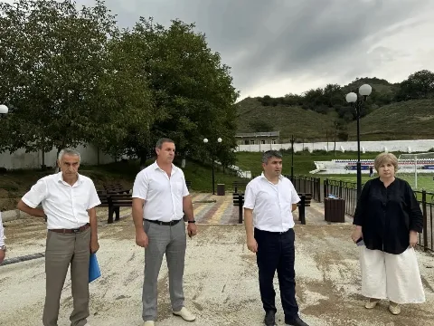Глава Табасаранского района проинспектировал благоустройство сквера в селе Хучни