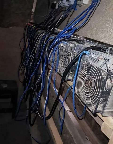 В селе Майданское Дагестана пресечена работа нелегальной майнинг-фермы из 53 устройств
