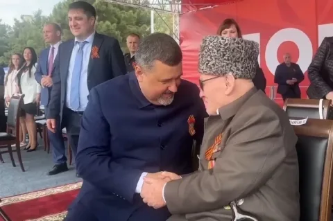В Махачкале 102-летний ветеран Муса Багаудинов принял поздравления от врио главы Дагестана Федора Щукина