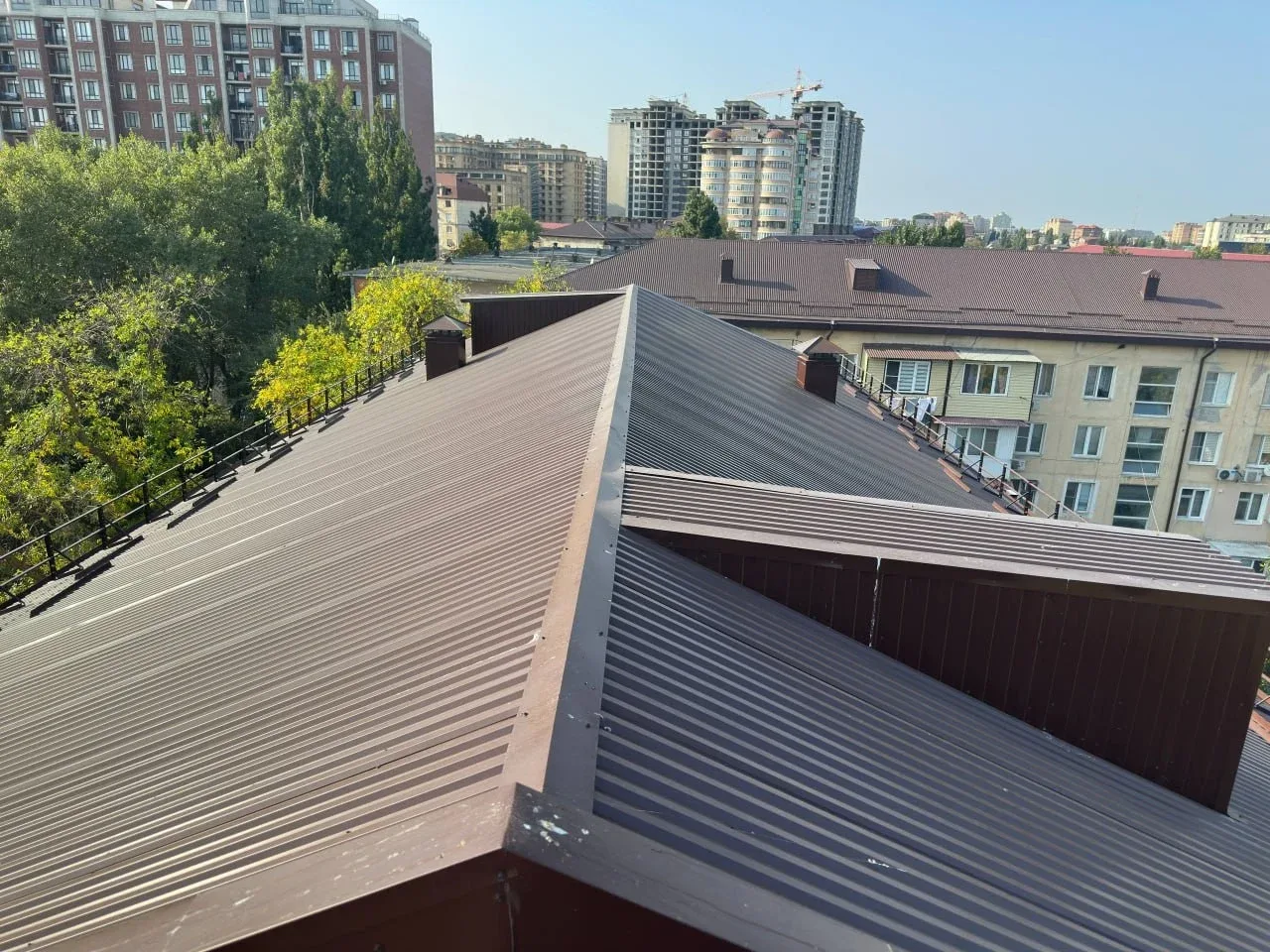 В Махачкале завершен ремонт крыш домов на улицах Акаева и Ирчи Казака