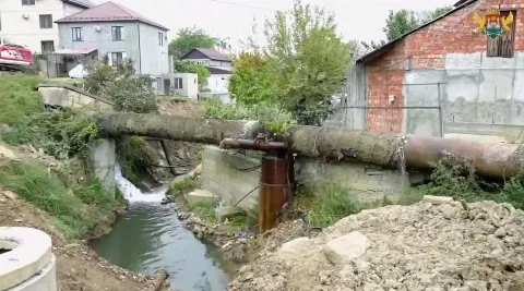 В Махачкале начали снос дома, перекрывшего русло реки Тарнаирки