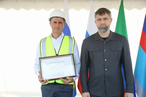 Магомед Рамазанов вручил награды участникам капремонта моста через Сулак