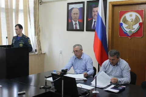 В Избербаше Нариман Рабаданов и Магомед Умалатов обсудили готовность к осенне-зимнему пожароопасному периоду 2026-2027 годов