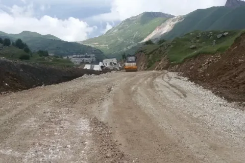В Дагестане начали класть асфальт к знаменитому аулу гончаров