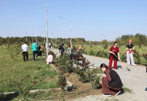 Матери и вдовы погибших бойцов СВО приняли участие в субботнике в «Саду памяти» Кизлярского района
