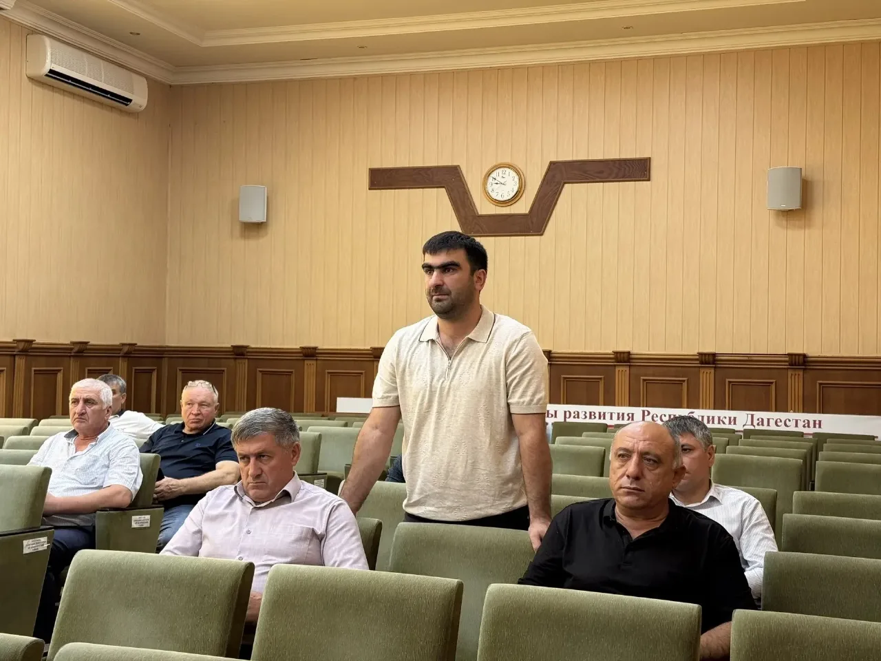 Глава Каякентского района Магомед Эльдерханов обсудил улучшение ситуации в сфере ЖКХ