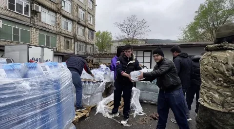 Волонтеры в Махачкале продолжают помогать жителям, пострадавшим от паводка