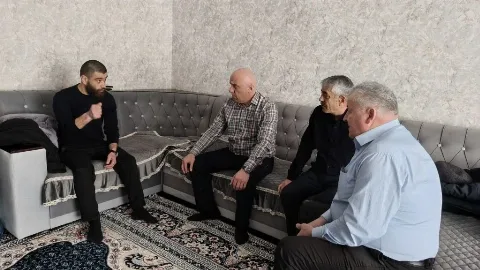 Глава Сергокалинского района встретился с участником СВО Тимуром Магомедовым, вернувшимся после ранения