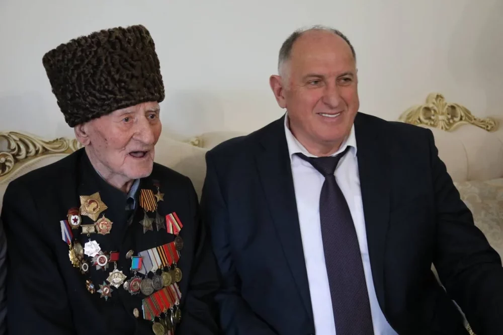 Премьер-министр Дагестана поздравил с 102-летием Героя России Ибрагима-Пашу Садыкова
